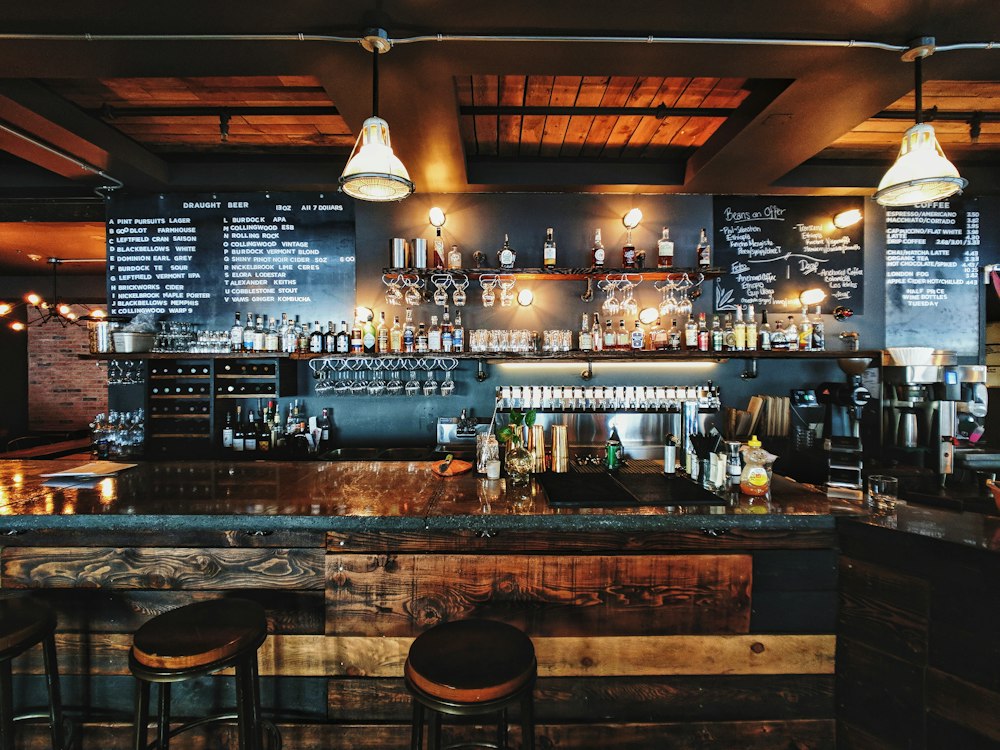 Barra de bar con luz cálida y botellas