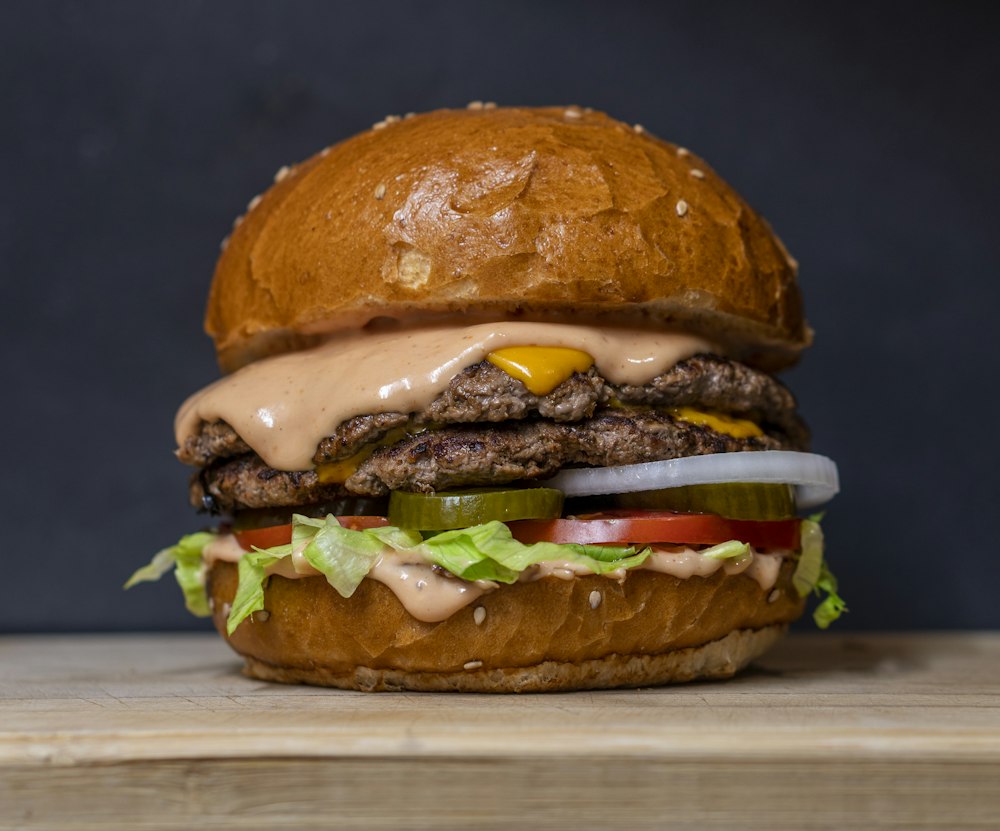 Hamburguesa completa con queso y beicon
