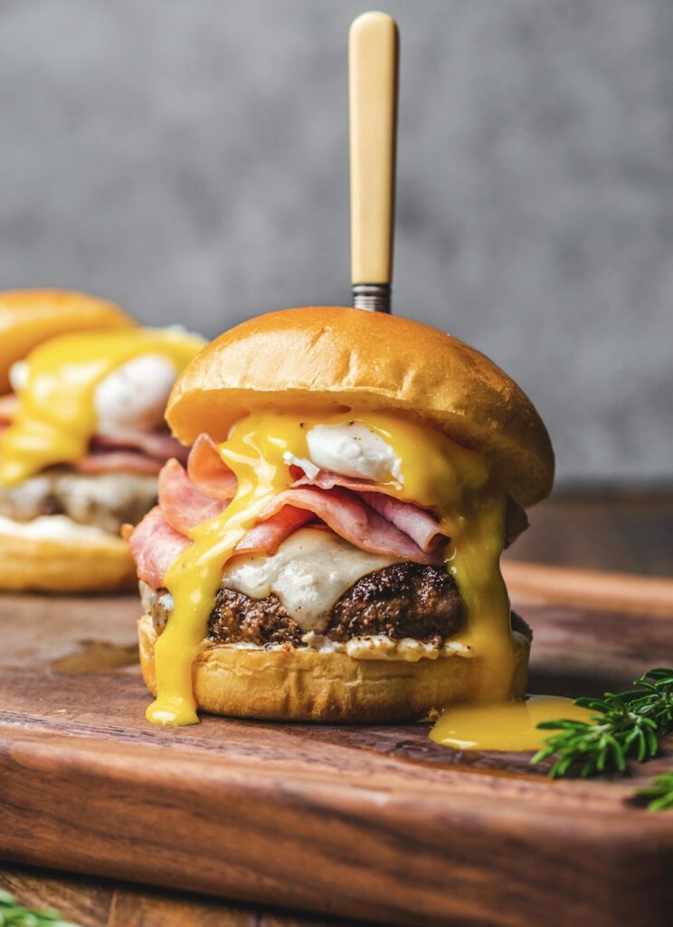 Hamburguesa con queso fundido y salsa picante