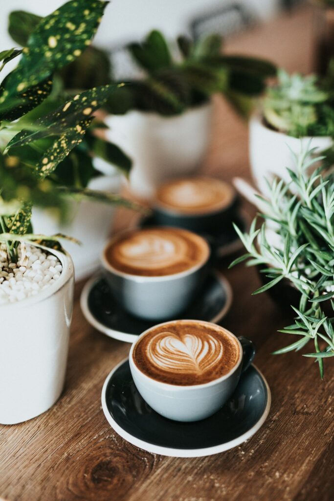 Taza de café con arte latte