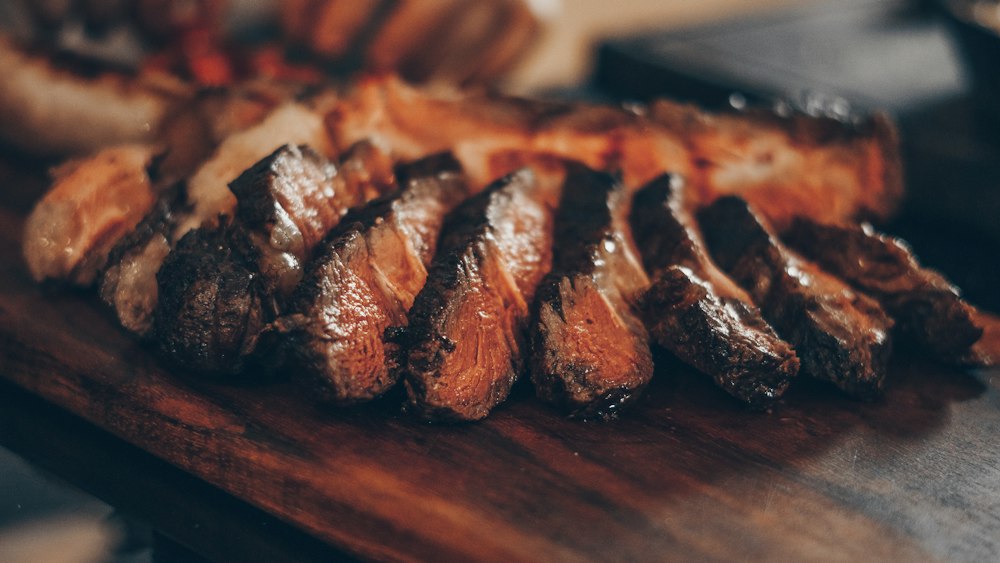 Entrecot a la brasa cortado en láminas
