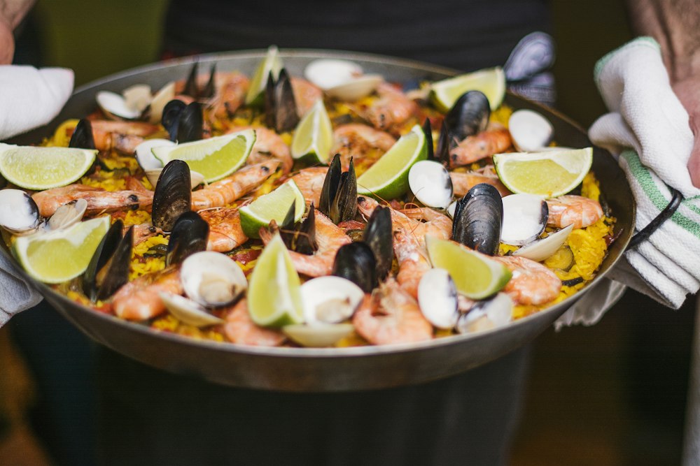 Mariscada con gambas, mejillones y limón