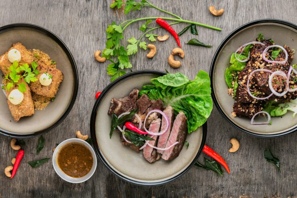 Platos de carne con verduras