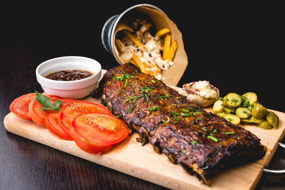 Parrillada de carne con costillas a la barbacoa y verduras