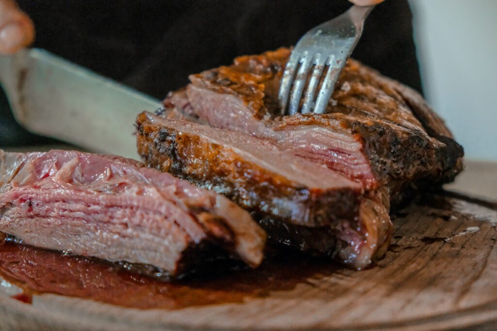 Chuletón a la brasa cortado en tabla de madera